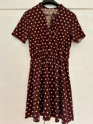 Vestido marrón con lunares blancos