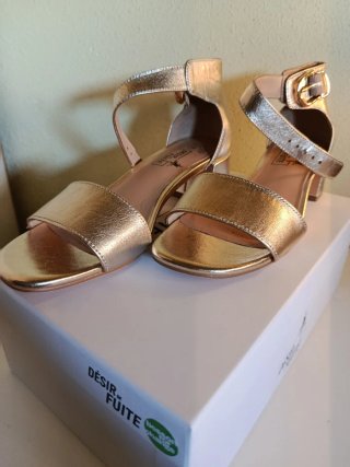 Sandalias doradas mujer.