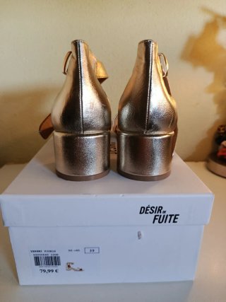 Sandalias doradas mujer.