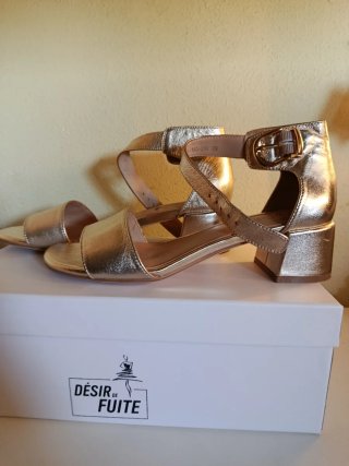 Sandalias doradas mujer.