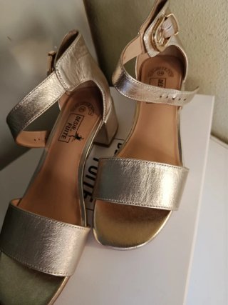 Sandalias doradas mujer.