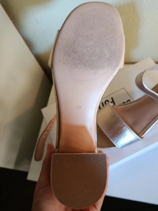 Sandalias doradas mujer.