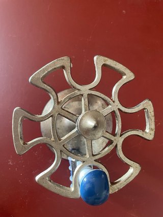Porta sellos y sello metálico