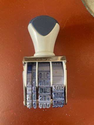 Porta sellos y sello metálico