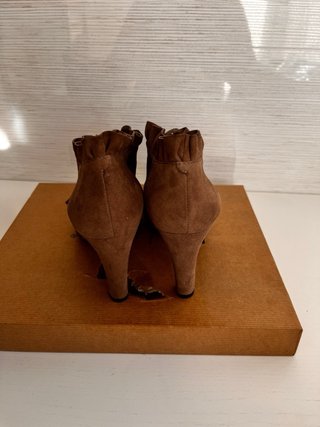 Botines de ante marrones con cordones