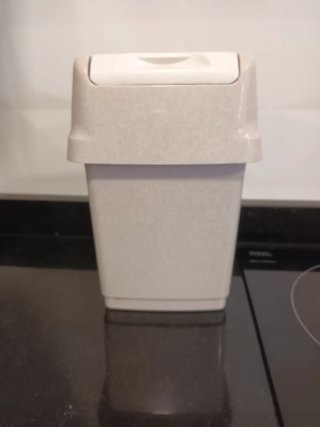 Cubo de basura pequeño beige y blanco