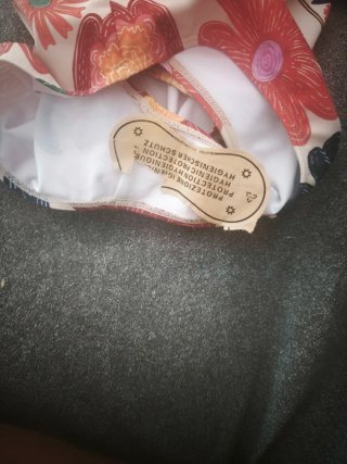 Bikini talle alto estampado floral, sin etiquetas.