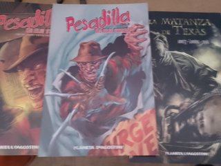5 comics de terror y dos figuras