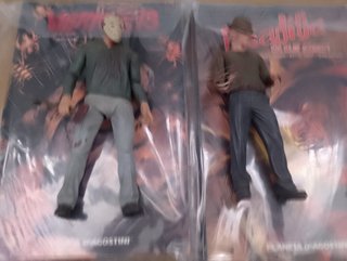 5 comics de terror y dos figuras