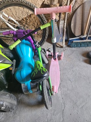 Juguetes varios: patinete, bici, correpasillos