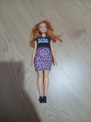 Barbie Curvy con vestido estampado
