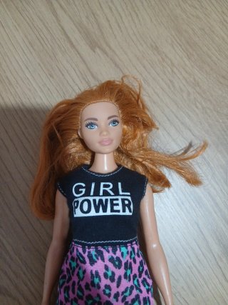 Barbie Curvy con vestido estampado