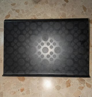 Soporte portátil negro con círculos