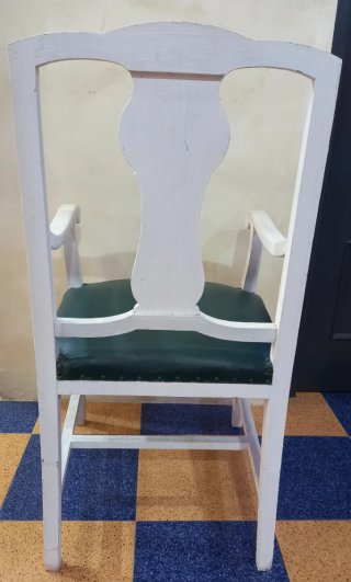 Sillón antiguo de madera y cuero