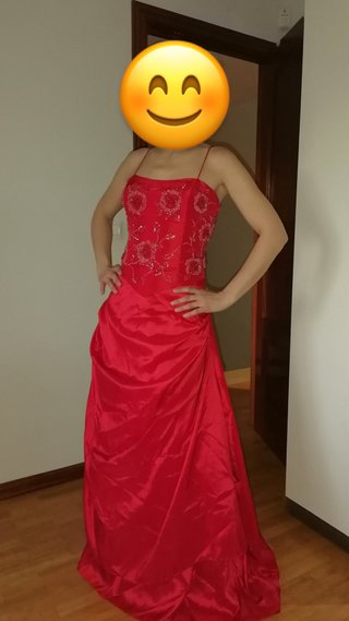 Vestido de fiesta rojo con pedrería