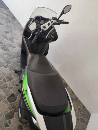 Kawasaki J300 ABS Maxi Scooter Negra/Verde
