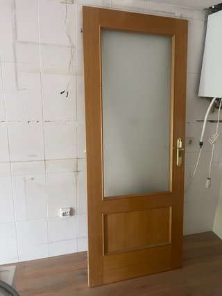 Puerta de madera con cristal
