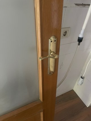 Puerta de madera con cristal
