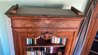 Elegante librería vintage de madera y cristal
