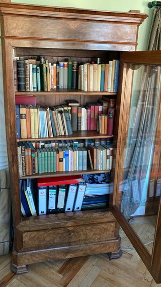 Elegante librería vintage de madera y cristal