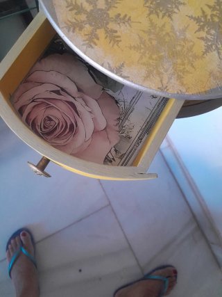 Mesita auxiliar redonda amarilla