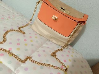 Bolso loneta y piel con cadena dorada