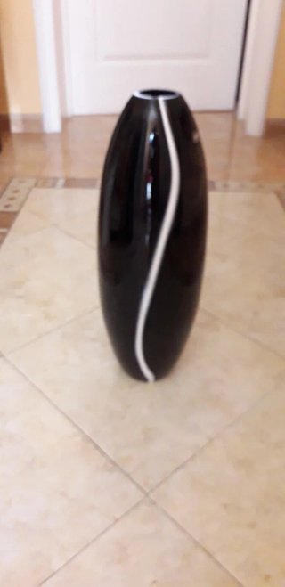 Jarrón alto negro con diseño blanco