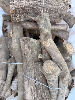 Leña de olivo seca para chimenea