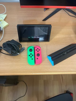 Nintendo Switch con Joy-Con verde y rosa