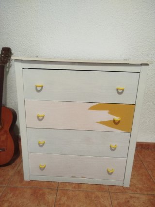 Cómoda blanca con detalles amarillos