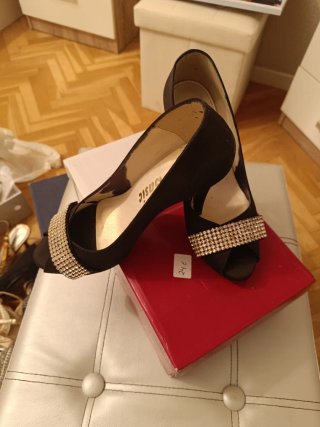 Zapatos negros con pedrería