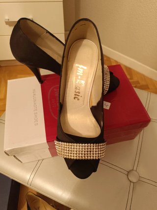 Zapatos negros con pedrería