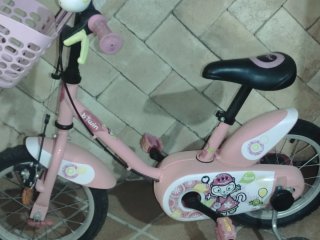Bicicleta infantil rosa con cesta