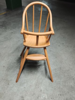 Trona de madera