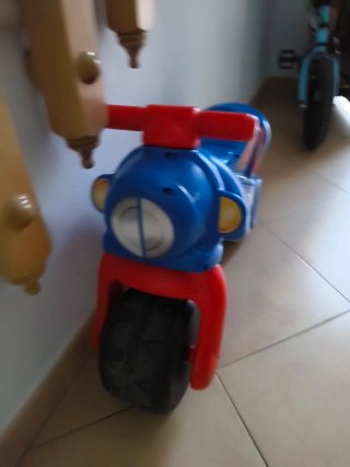 Moto infantil azul y roja