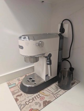 Cafetera Espresso DeLonghi Blanca