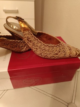 Zapatos de salón dorados bordados punta fina