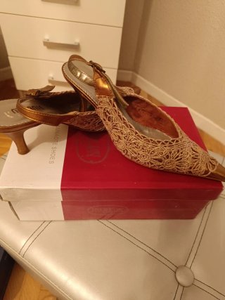 Zapatos de salón dorados bordados punta fina