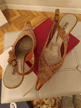 Zapatos de salón dorados bordados punta fina
