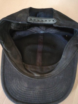 Gorro negro con letra W