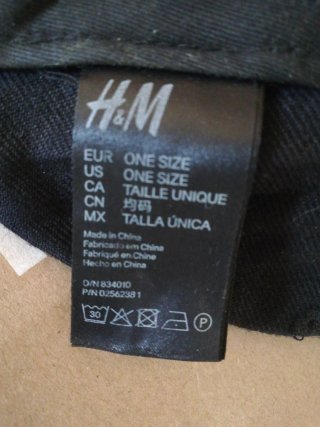 Gorro negro con letra W