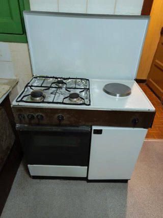 Cocina de gas con horno y vitrocerámica