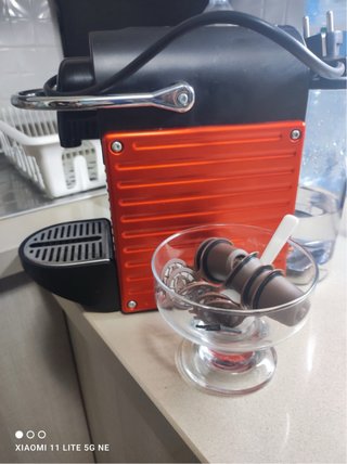 Cafetera Nespresso naranja y negra