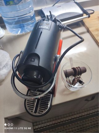 Cafetera Nespresso naranja y negra