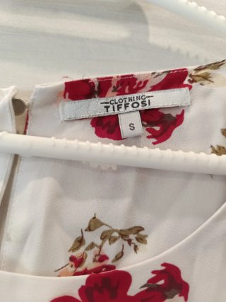 Blusa blanca flores rojas - Talla S