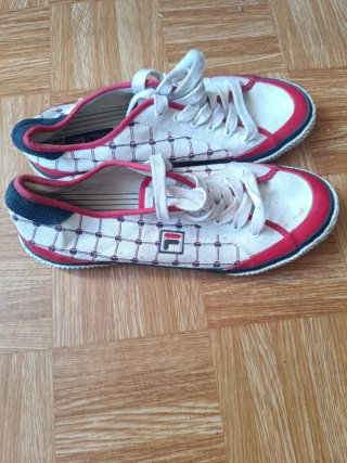 Zapatos Fila Blancos y Rojos