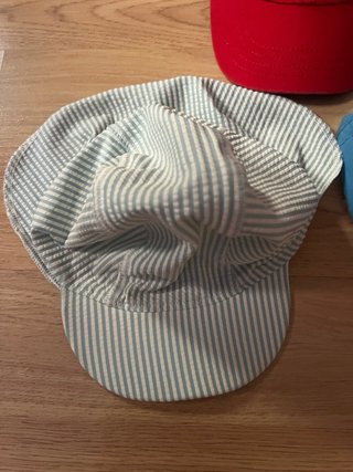 Consegna di cappelli per bambini in varie taglie e design