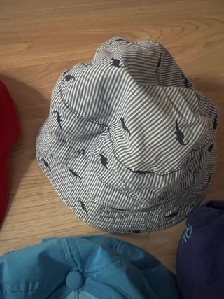 Consegna di cappelli per bambini in varie taglie e design