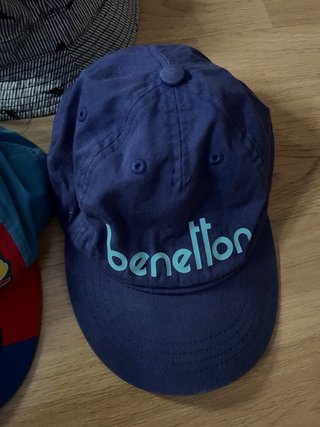 Consegna di cappelli per bambini in varie taglie e design
