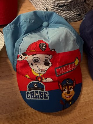 Consegna di cappelli per bambini in varie taglie e design